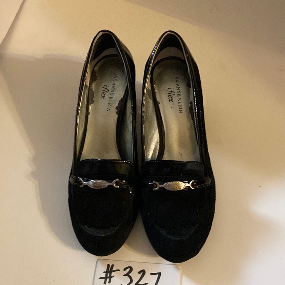 Anne Klein suede heels. Size 8.5. Heel height 2.5 inches. Insoles have wear.